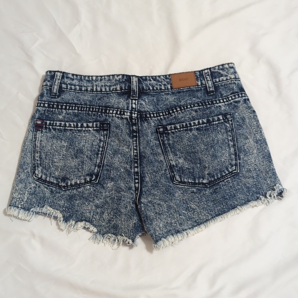 BDG Freja Embellished Mid-Rise Denim Cutoff Short, Color Bandana Wash Size 27 - Picture 6 of 16